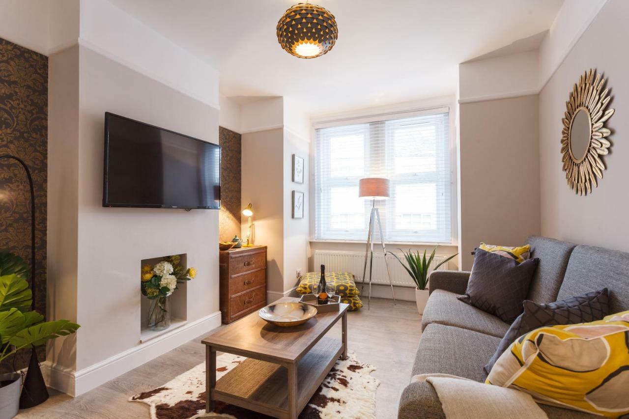 Апартаменты Stylish Town Centre House - 300Mbps, Parking & Sunny Decking Борнмут Экстерьер фото